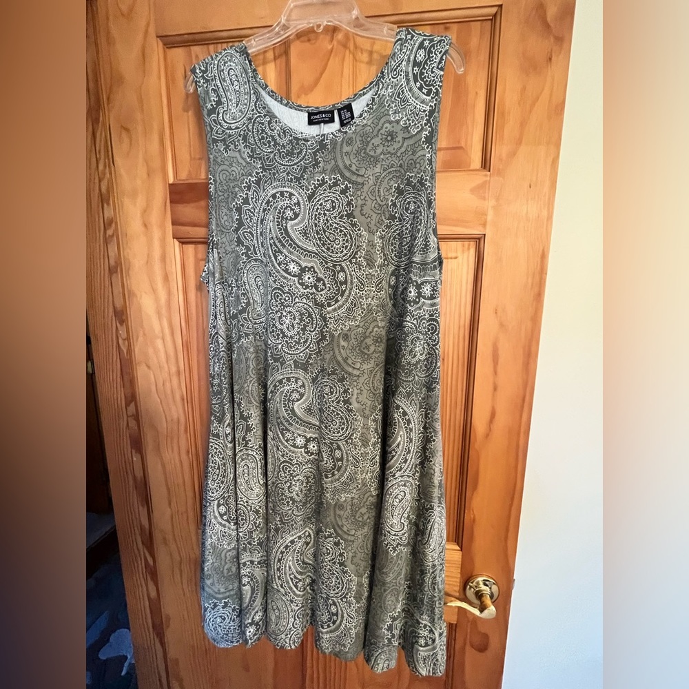 Jones & company NY. Woman’s sleeves dress